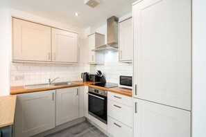 Réfrigérateur, four à micro-ondes, un four, surface de cuisson