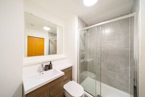 Shower, hair dryer, towels