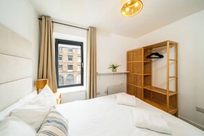 Bureau, fer et planche à repasser, lit de bébé portatif