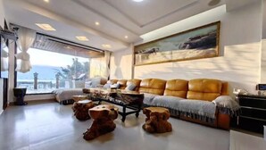 Lobby-lounge