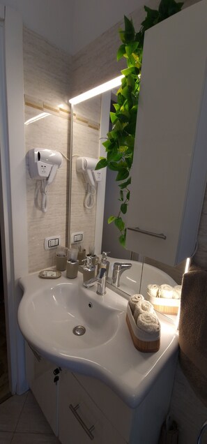 Shower, hair dryer, bidet, towels - Apartment located in Cinisello Balsamo. Ideal for business and leisure travel. (Cinisello Balsamo)