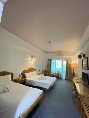 Habitación cuádruple familiar | Ropa de cama de alta calidad y escritorio 