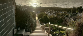 Cozy Getaway in Frankston.
Just 5-minute walk to the beach!
