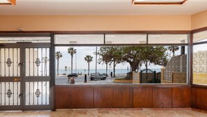 A hotel entrance with a view of the beach and palm trees. - Garceta in Benalmadena (Benalmádena)