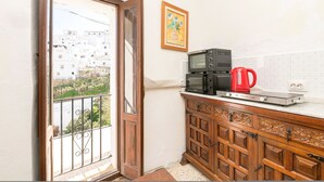 A kitchen with a microwave, toaster, and red coffee maker on a countertop. - La Azucena in Vejer de la Frontera (Vejer de la Frontera)