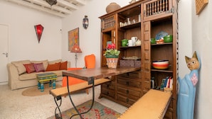 A cozy living room with a wooden coffee table, a sofa, and a decorative cat figure. - La Azucena in Vejer de la Frontera (Vejer de la Frontera)