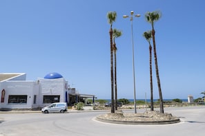 A white building with a blue dome and a car parked in front. - Corazon De Tarifa in Zahara de los Atunes (Tarifa)