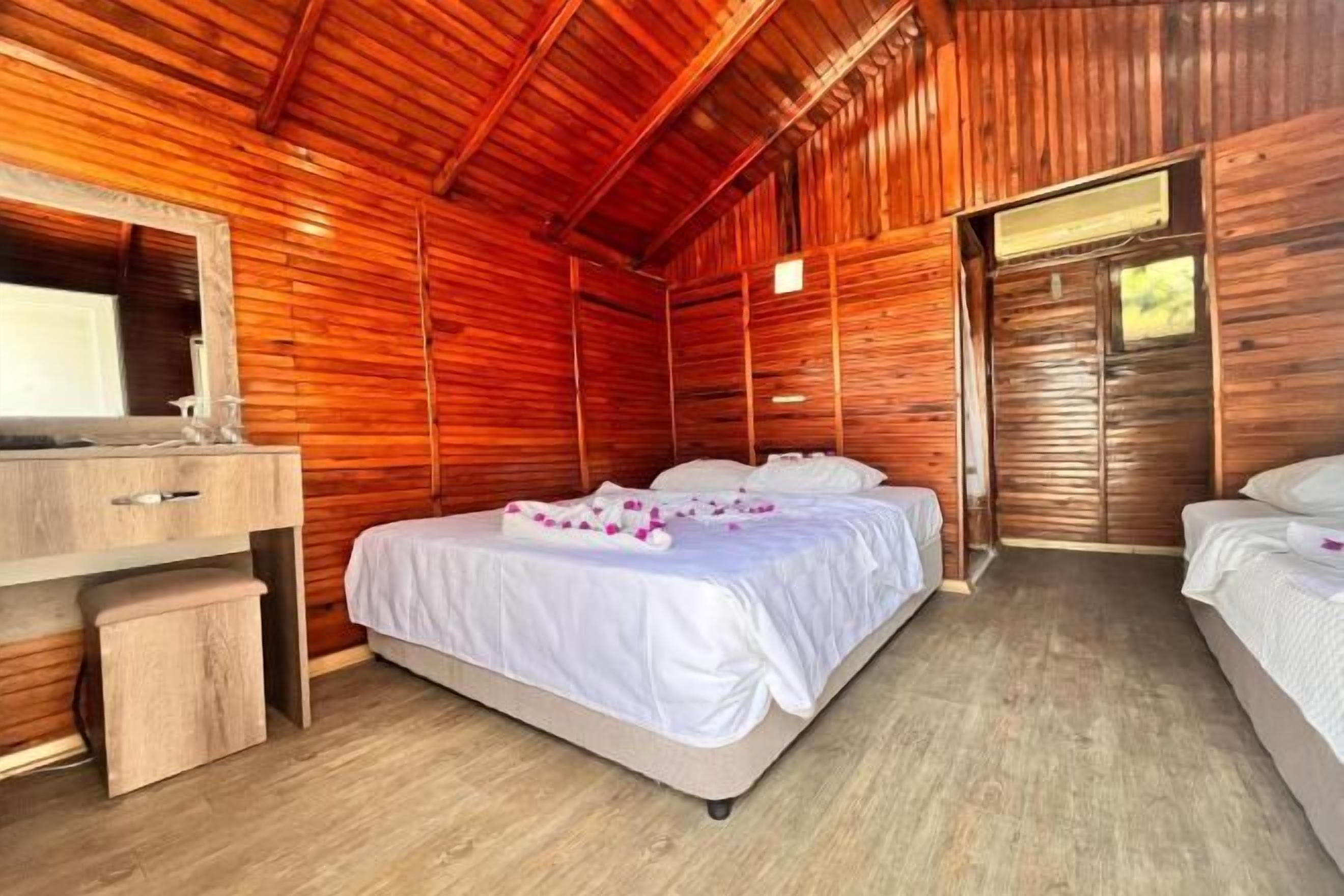 Kaliteli yatak takımı, minibar, çarşaf takımı 