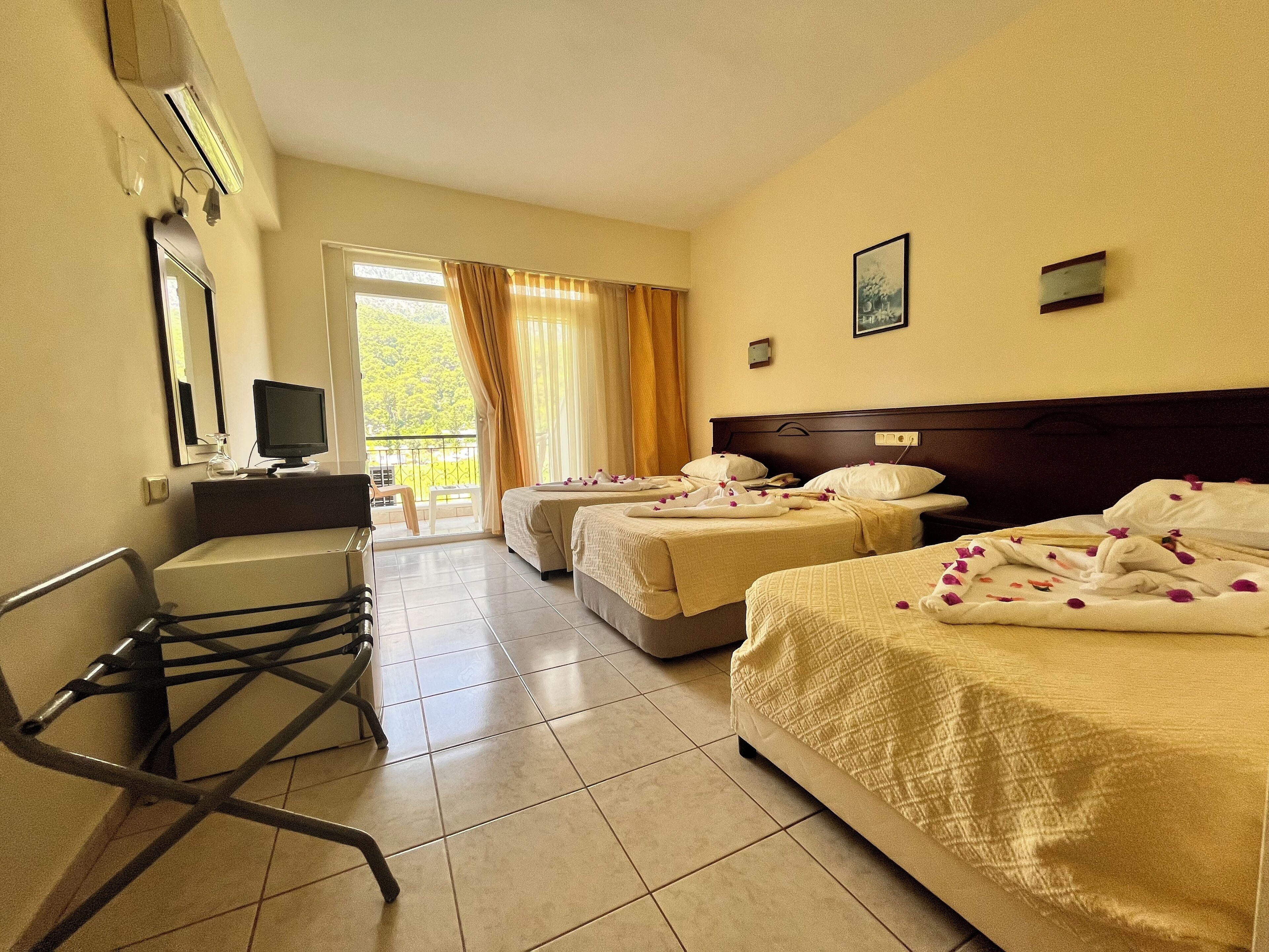 Una habitación de hotel con dos camas, un escritorio y una silla.