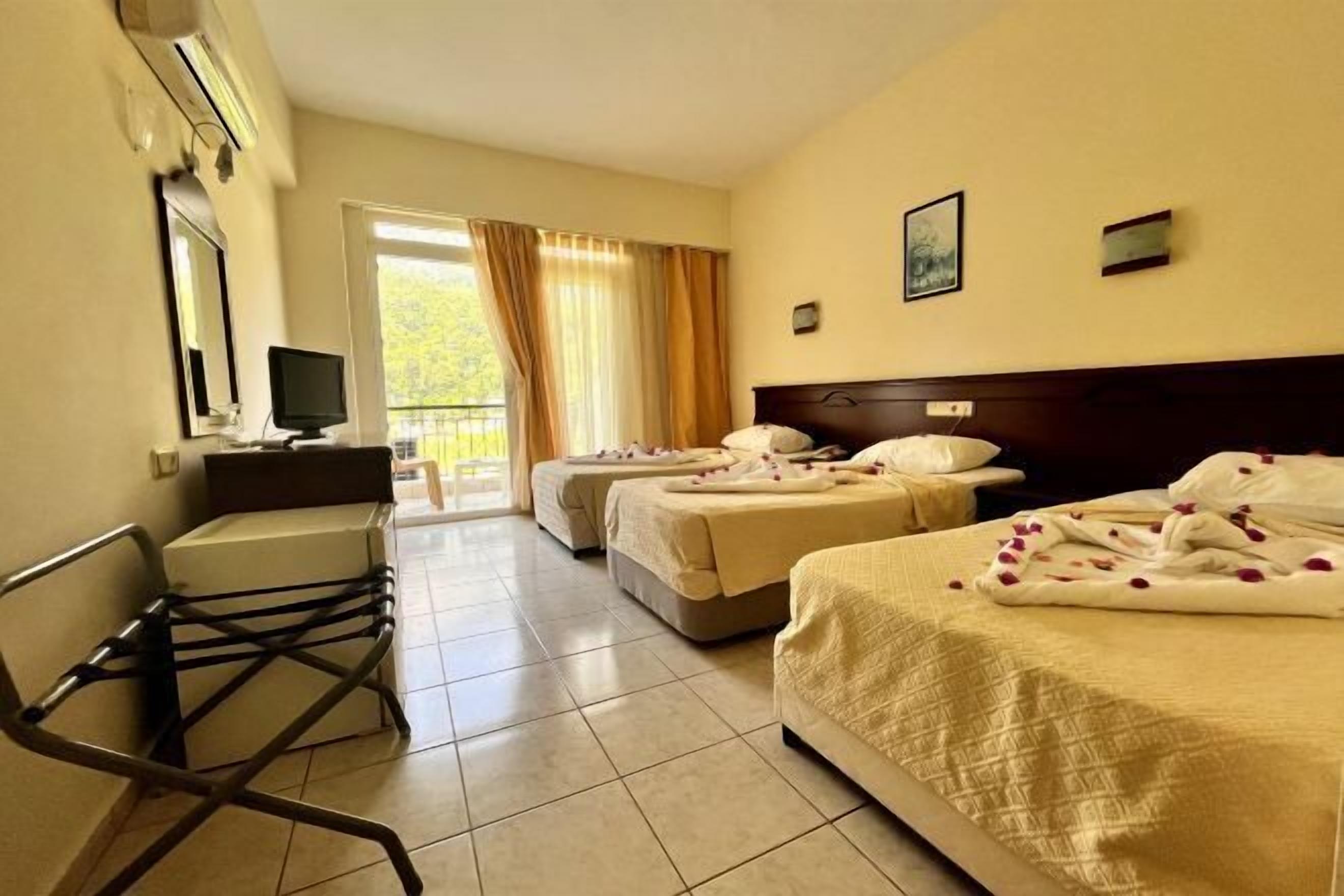 Premium bedding, minibar, bed sheets