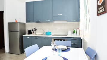 KĂŒhlschrank, Ofen, Wasserkocher mit Kaffee-/Teezubehör, Wasserkocher