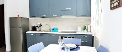 Fridge, oven, coffee/tea maker, electric kettle