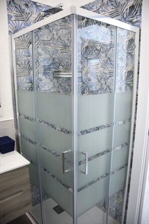 Dusche, Haartrockner, Bidet, Handtücher