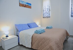 1 quarto, ferros/tábuas de passar roupa, berço de viagem