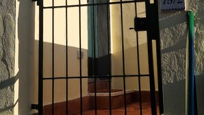 Portilla varustettu sisäänkäynti rakennukseen, jossa on kyltti, jossa näkyy huoneen numero 79/2.