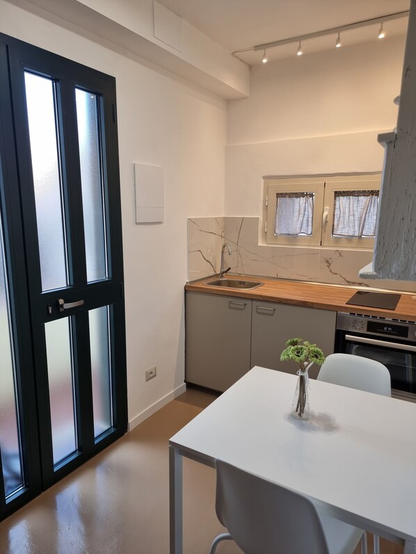 Fridge, oven, coffee/tea maker, electric kettle