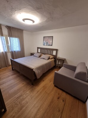 1 quarto, ferros/tábuas de passar roupa, berço de viagem