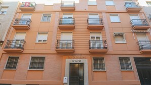 Un immeuble à plusieurs étages doté de balcons, d’une entrée principale et d’une enseigne indiquant « EDIFICIO SANTA MARIA-I ».