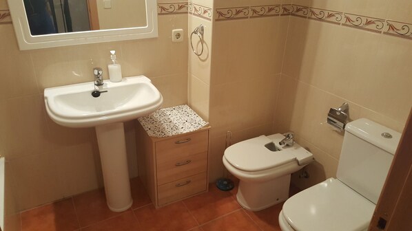 A bathroom with a white sink, a toilet, and a mirror above the sink. - Villa Yolita in Sep Lveda (Sepulveda)