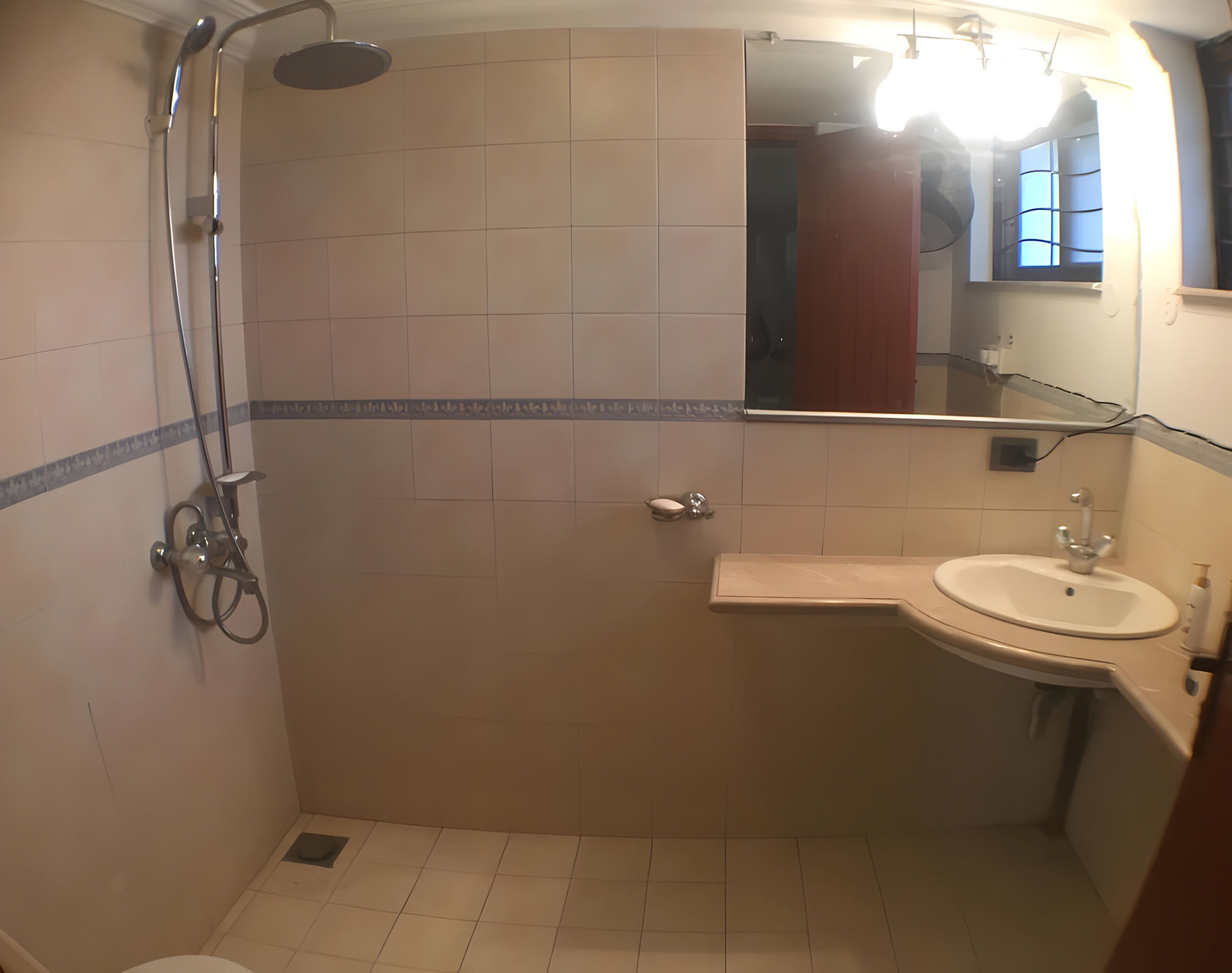 华丽客房, 山景 | 浴室 | 淋浴设施、拖鞋、毛巾、肥皂