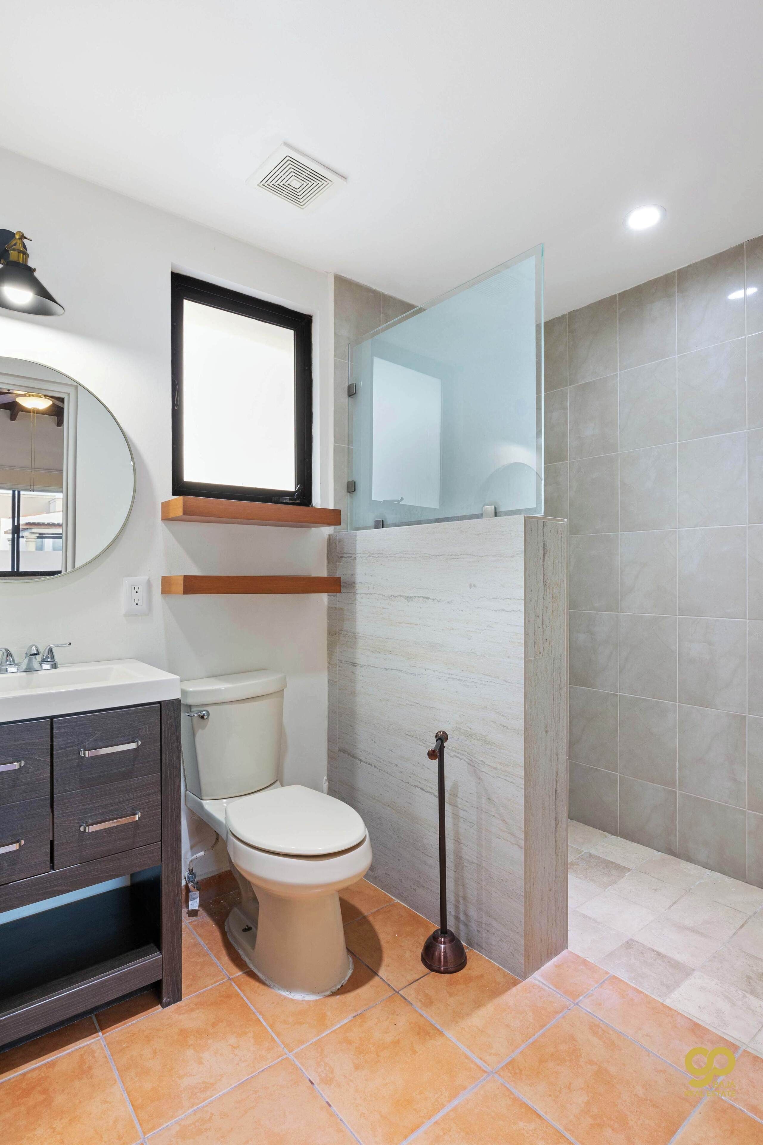 Douche, sèche-cheveux, serviettes fournies, savon