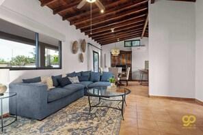 Smart TV - Blissful Bay Views, Steps to Beach, Private Yard (El Centenario)