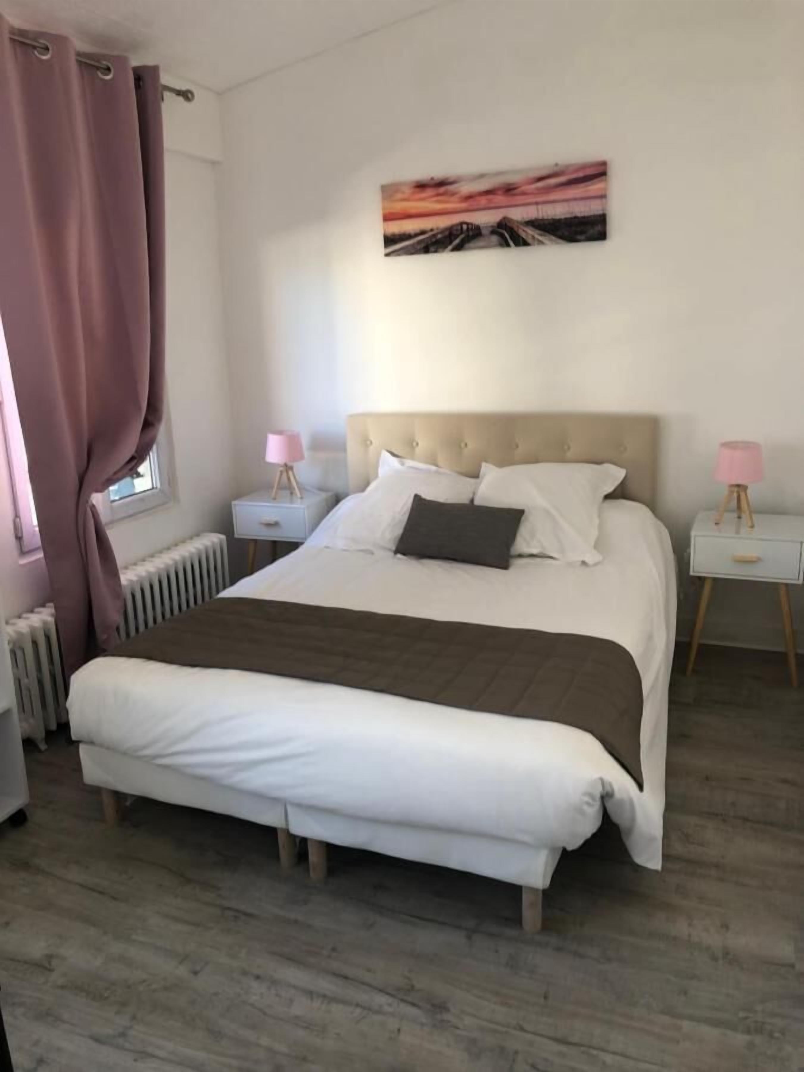 Escrivaninha, ferros/tábuas de passar roupa, Wi-Fi de cortesia