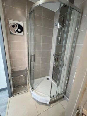 Bathroom | Hair dryer, towels, soap, shampoo - Le Central Hôtel (Niort)