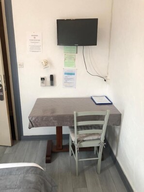 Schreibtisch, Bügeleisen/Bügelbrett, kostenloses WLAN