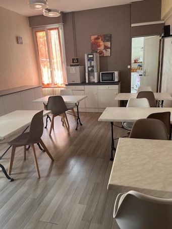 Continental breakfast on weekdays (EUR 8 per person)