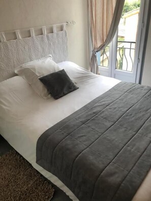Bàn, bàn ủi/dụng cụ ủi quần áo, truy cập Internet không dây miễn phí 