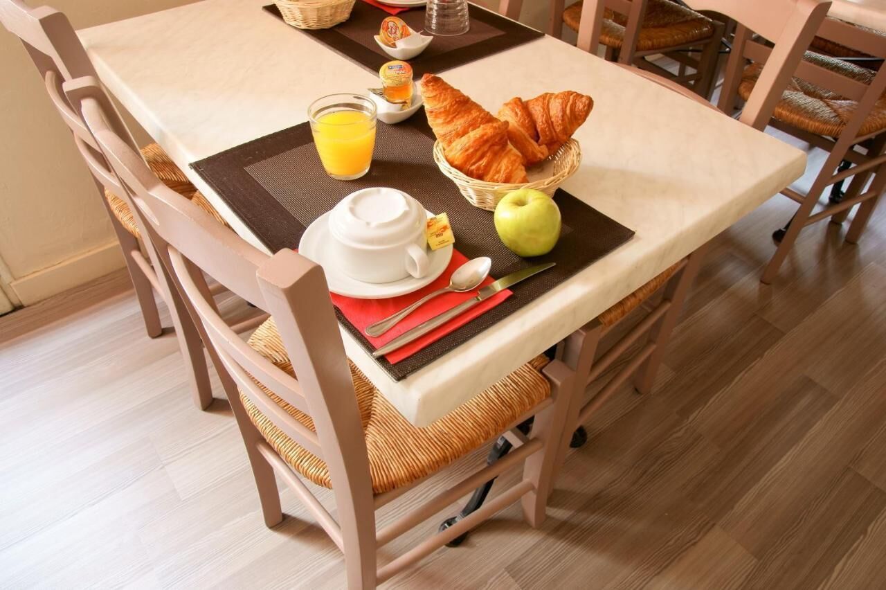 Desayuno continental los días de semana (EUR 8 por persona)