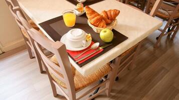 Continental breakfast on weekdays (EUR 8 per person)