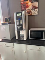 Desayuno continental los días de semana (EUR 8 por persona)