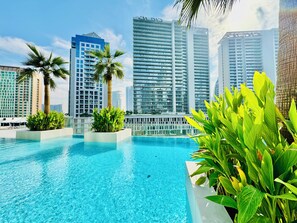 Una piscina al aire libre