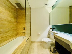 Deluxe studio, balkon, uitzicht op de stad | Badkamer | Een douche, een haardroger, handdoeken