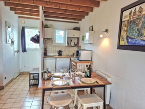 Fridge, dishwasher, cookware/dishes/utensils