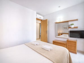 2 bedrooms, desk, internet