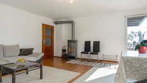 Ein Wohnzimmer mit einer Couch, einem Couchtisch und einem Kamin.