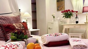 Una habitación de hotel con cama, escritorio, armario y baño.