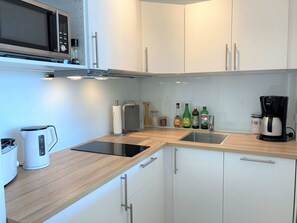 Réfrigérateur, micro-ondes, plaque de cuisson, lave-vaisselle