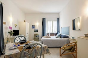 1 slaapkamer, een strijkplank/strijkijzer, wifi, beddengoed