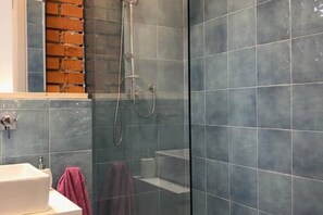 Chuveiro, secador de cabelo, bidê, toalhas de banho