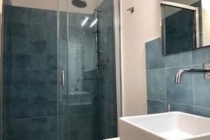 Regadera, secadora de cabello, bidet, toallas