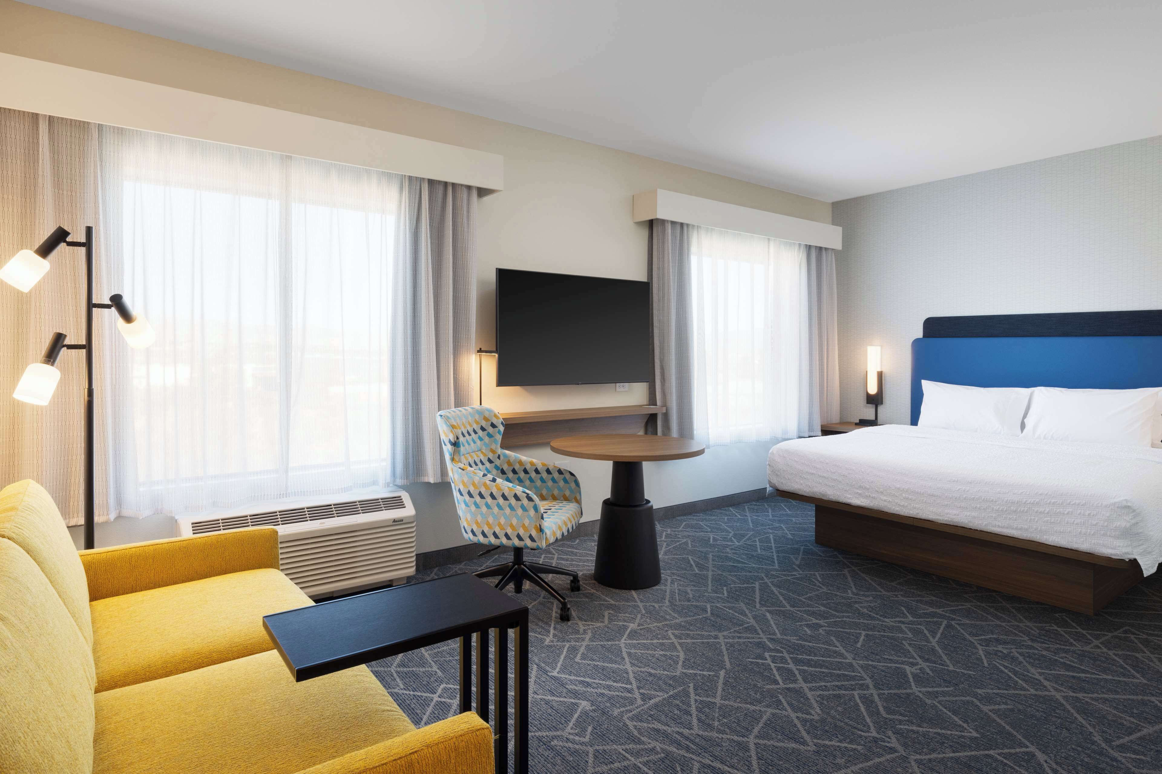 Suite estudio, 1 cama King size | Área de sala de estar | Televisión de 50 pulgadas con canales por cable 