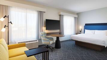 Suite estudio, 1 cama King size | Área de sala de estar | Televisión de 50 pulgadas con canales por cable