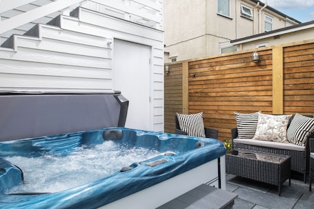 Outdoor spa tub. Camellia House Crest apartment. A cosy apartment in the village of Abersoch