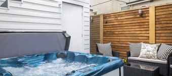 Camellia House Crest apartment. A cosy apartment in the village of Abersoch