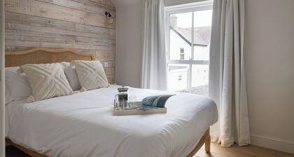 Camellia House Crest apartment. A cosy apartment in the village of Abersoch