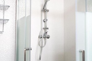 Douche, séchoir à cheveux, bidet, serviettes fournies